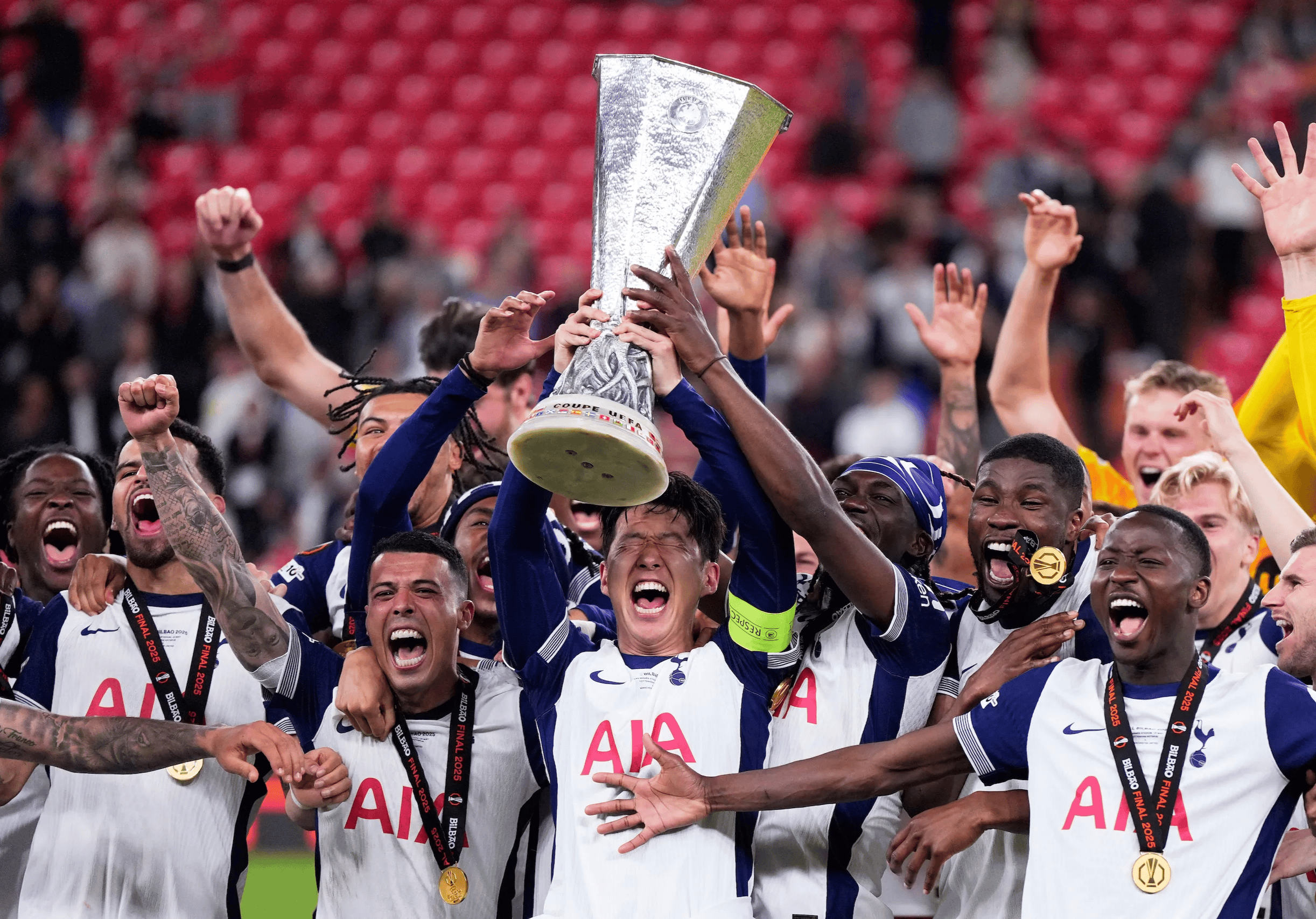 包含从里昂防线松动到曼联加时末段防线松动，赛前尼斯备战欧超杯的词条